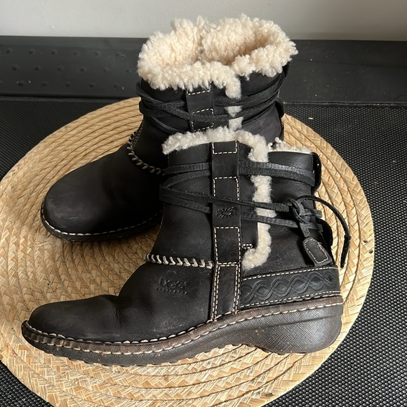 Ugg Kids Youth Leather Shearling Inside Boots Size 5 - Picture 3 of 10